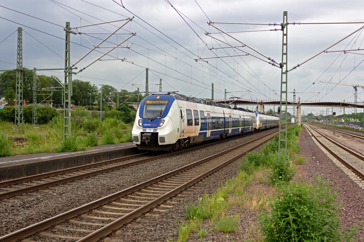 Auf der Linie RB48 nach Wuppertal-Oberbarmen sind die Triebwagen 9442 151 und 9442 357 nur noch wenige Meter vom n�chsten Zwischenhalt in Opladen entfernt.