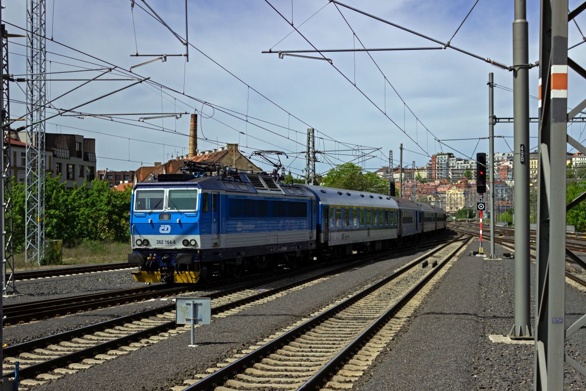 Aus Richtung Brno kommend f�hrt 362 164 in Praha-Vršovice, den Endbahnhof des R 870 ein.