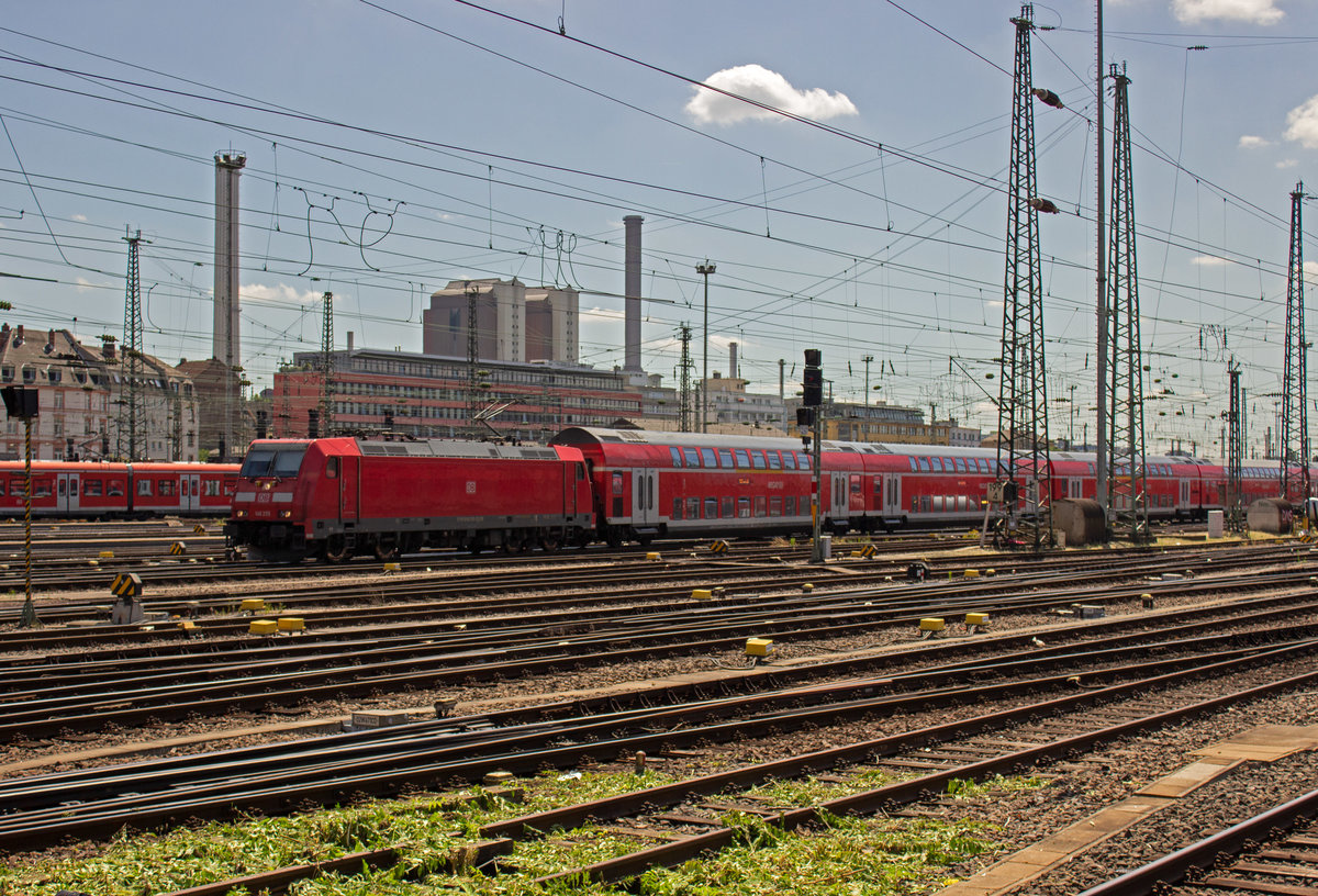 Aus Richtung Mannheim f�hrt 146 255 mit einem Doppelstockzug in Frankfurt ein.