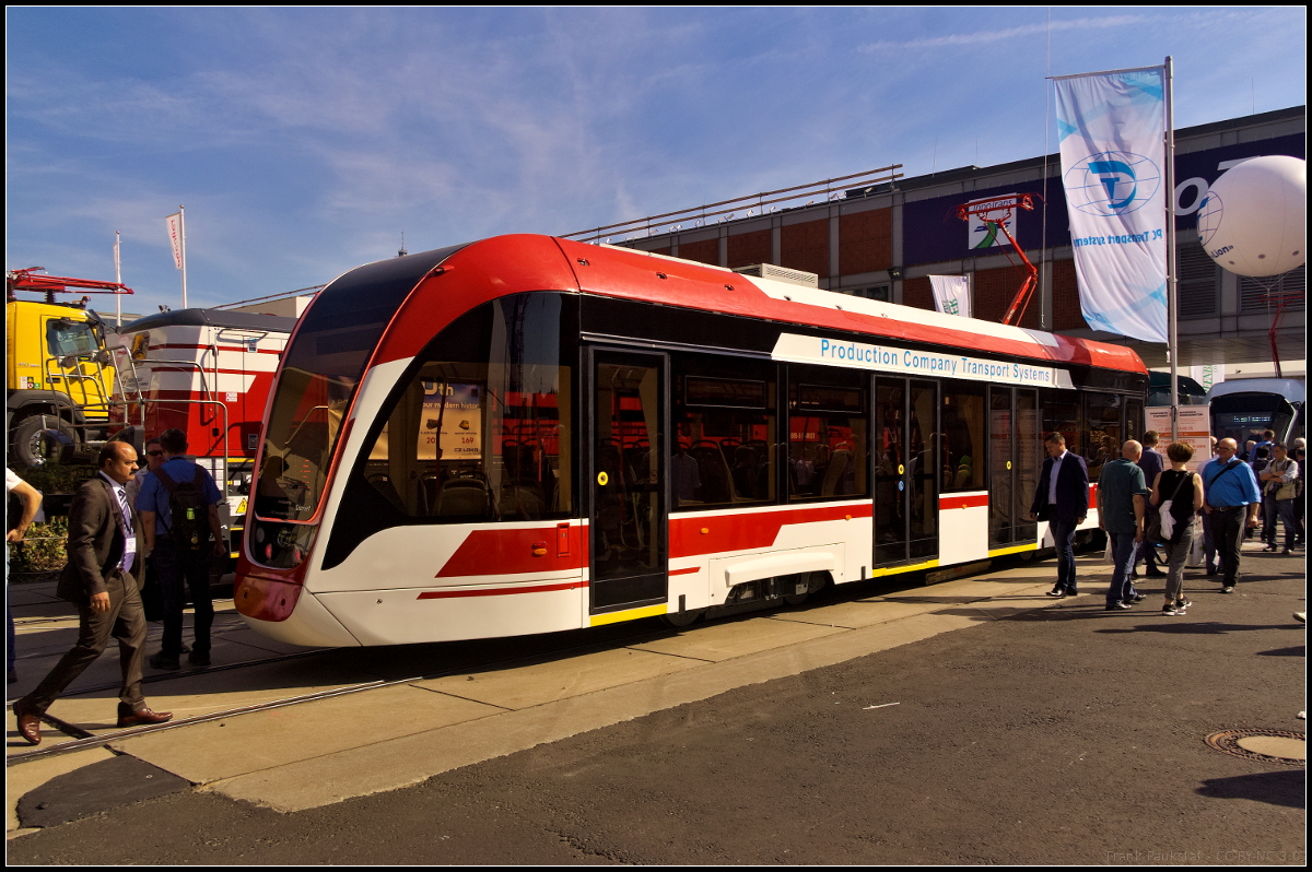 Aus Russland kommt der Großraumstraßenbahnwagen vom Typ 71-911EM 'Lionet'. Es ist ein vierachsiges Einrichtungsfahrzeug mit 4 Türen an der Seite, 100% Niederflurigkeit, gerade mal 16,5 m Länge, mit 34 Sitzplätzen und kompletter Kapazität von 155 Passagieren. Hersteller ist das Moskauer Unternehmen PC Transport Systems LLC und gezeigt wurde die Tram auf der InnoTrans 2018 in Berlin.