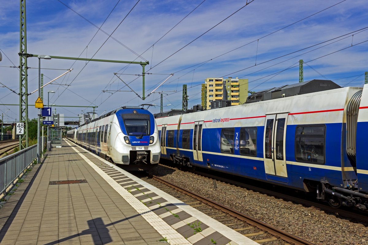 Begegnung von zwei Z�gen der RB48 in Opladen: W�hrend 9442 154 in Richtung Bonn einf�hrt, steht 9442 359 auf dem Nebengleis zur Weiterfahrt in Richtung Wuppertal bereit.
