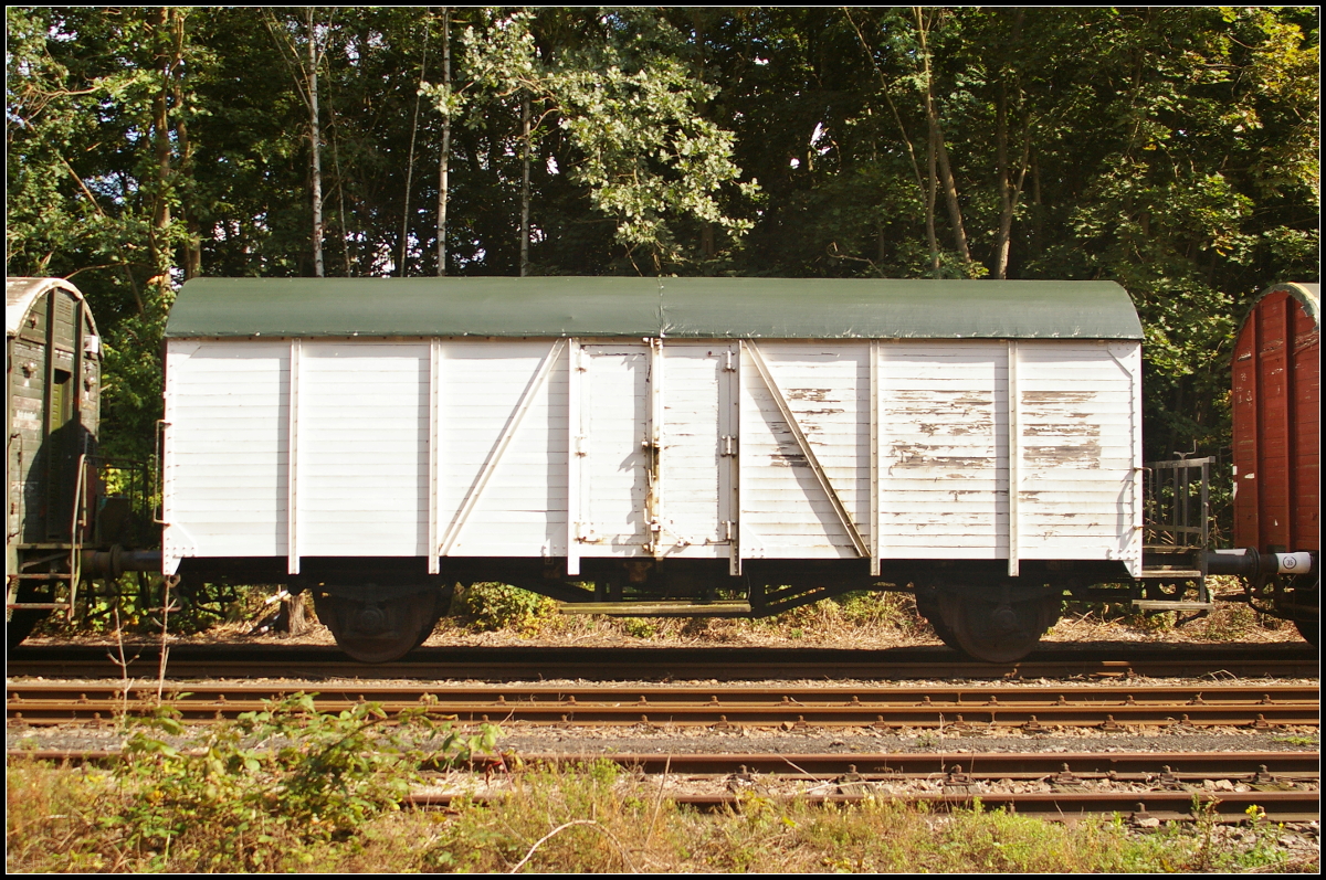 Bei dem weißen MKB 25, Baujahr 1948, handelt es sich um einen Wärmeschutzwagen der Kulmbacher Mönchshof-Brauerei. Der Wagen diente der Brauerei zum Transport von Bier. Da das Bier bereits gekühlt verladen wurde, musste eher darauf geachtet werden das die Temperatur im Wagen stabil blieb, daher die Auskleidung der Zwischenwände mit Mineralwolle-Isolation. Der Wagen wurde 1990 von der AG Märkischen Kleinbahn e.V. angekauft und Schritt für Schritt Aufgearbeitet. Die äußere Gestaltung soll nach Möglichkeit wieder mit einer Bierwerbung versehen werden, wofür noch ein Sponsor gesucht wird. In Begleitung eines Vereinsmitglieds konnte der Wagen am Tag der offenen Tür am 10.09.2017 in Berlin-Lichterfelde auf dem Vereinsgelände fotografiert werden, da er auf einem Außengleis stand, Danke dafür!