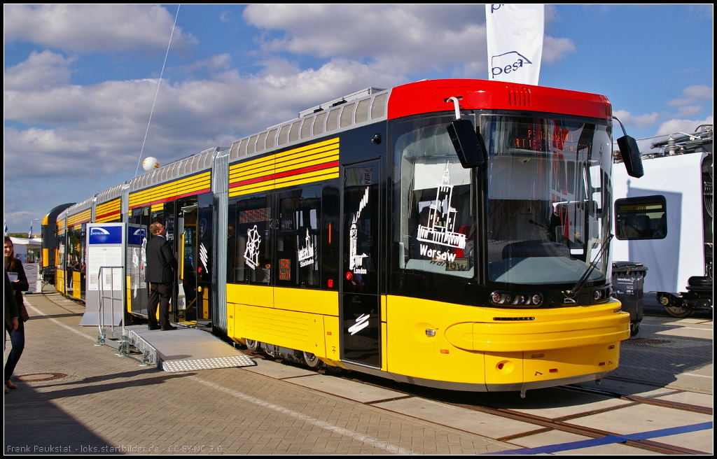 Bei der Pesa Jazz Duo handelt es sich um eine 5-teilige Niderflurstraßenbahn für Wahrschau. Sie hat eine Einstiegshöhe von 350 mm, und bietet 243 Fahrgästen Platz. Ausgestellt war die Tram auf der InnoTrans 2014 in Berlin.

Daten: Spurweite 1435 mm, Länge 29.7 m, Breite 2.4 m, Achsen 6, Stehplätze 215, Sitzplätze 28, max Geschwindigkeit 70 km/h, Lebensdauer ca. 30 Jahre
