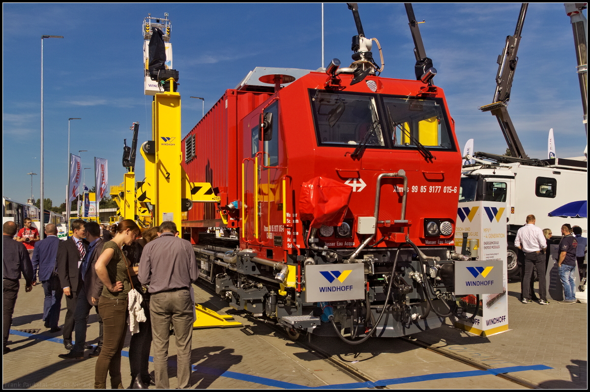 Bei Xtmas 9177 015-6 handelt es sich um das Gerätefahrzeug des Lösch- und Rettungszug MPV von Windhoff. Am Fahrzeug können verschiedene Arten von Schläuchen für Löschwasser oder Löschschaum angeschlossen werden, der Gerätecontainer lässt sich abnehmen. Ausgestellt war der LRZ18 auf der InnoTrans 2018 auf dem Freigelände am Stand von Windhoff.