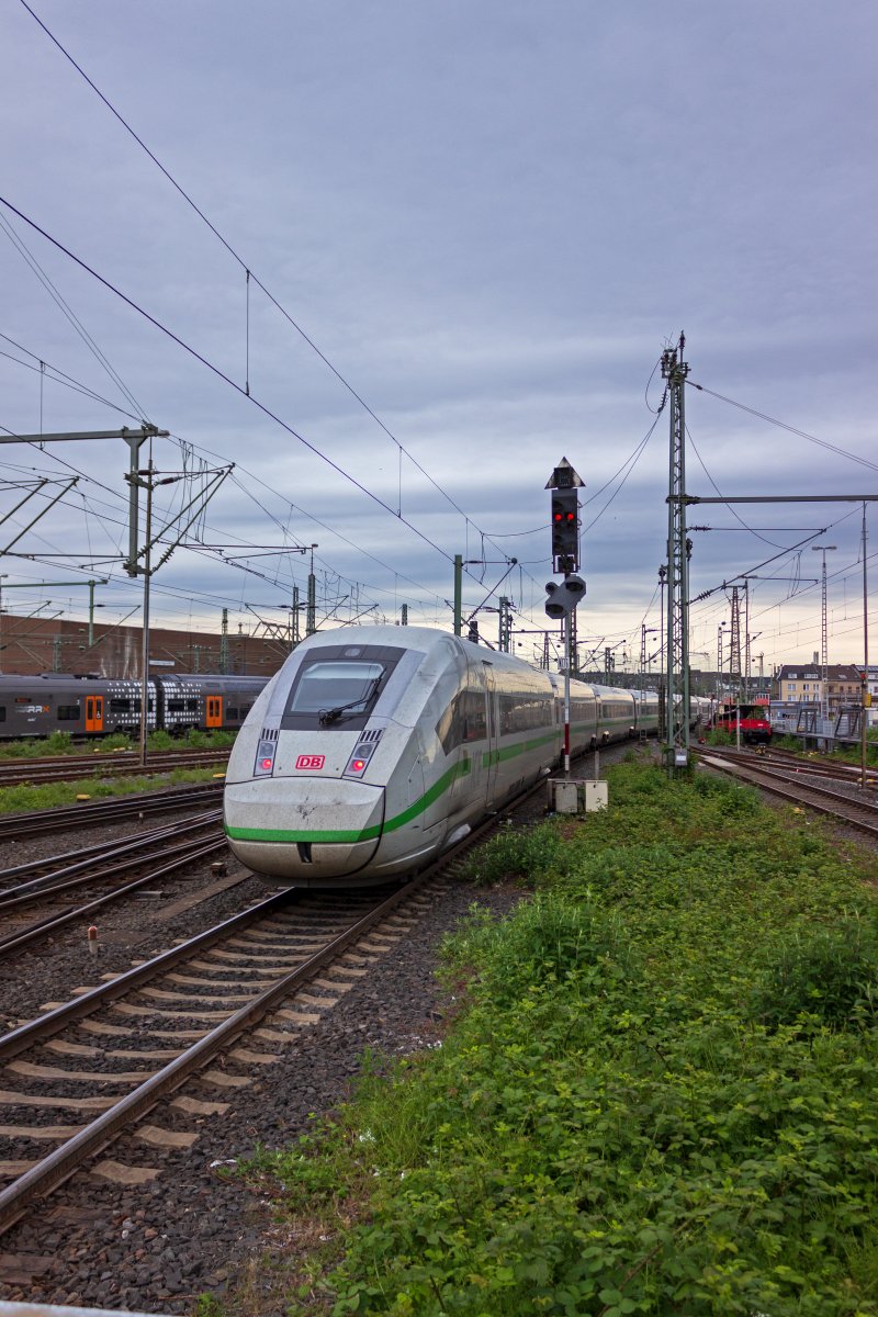 Bevor die DB begann, die Endwagen der gesamten ICE-Flotte mit gr�nen Streifen zu bekleben, gab es mit dem ICE4 Triebzug 9024 einen vollst�ndig  ergr�nten  ICE, der f�r klimaschonendes Reisen mit der Bahn warb. Am 16.05.19 verl�sst der Zug mit dem Endwagen 812 024 am Zugschluss D�sseldorf in Richtung Dortmund.