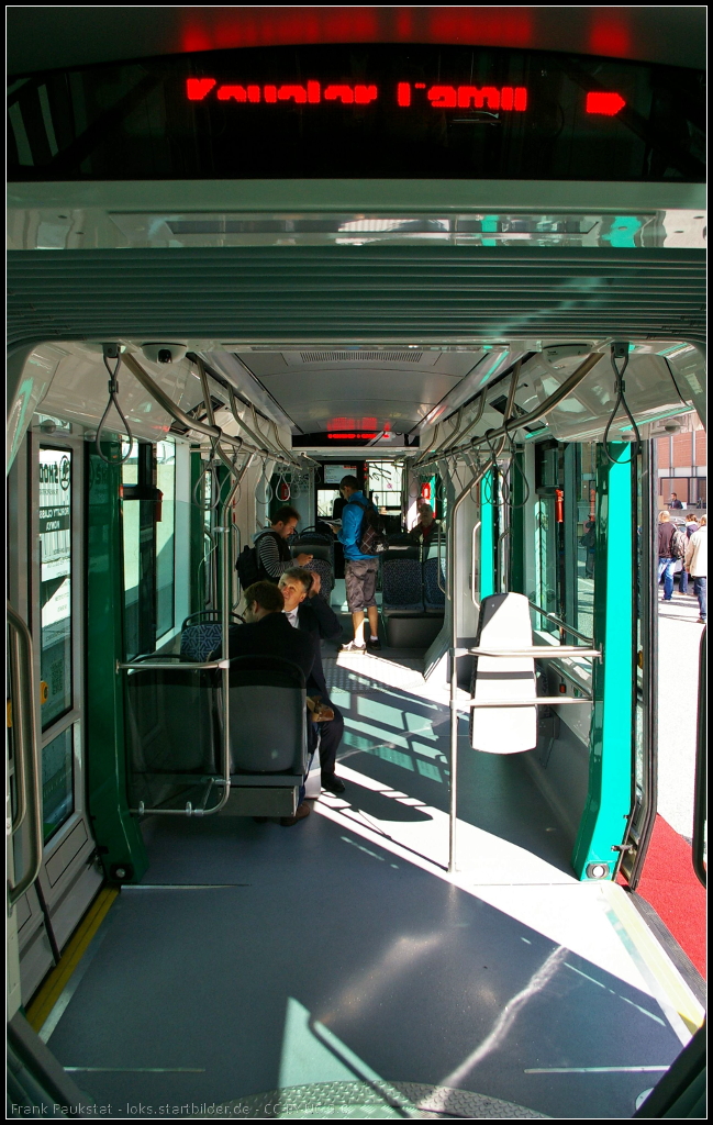 Blick auf den Tr- und Mehrzweckbereich mit Rollstuhlplat der Skoda ForCity Classic der Stadt Konya. Die Tram war auf der InnoTrans 2014 in Berlin ausgestellt