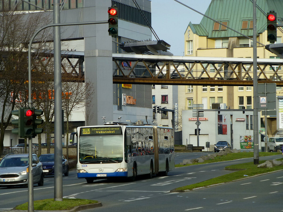 Bus 5585 hat die WSW gebraucht von den KVB gekauft, um den Schwebebahn-Ersatzverkehr zu bewältigen. In genau diesem Dienst ist der Bus am 25. Februar am Alten Markt unterwegs.