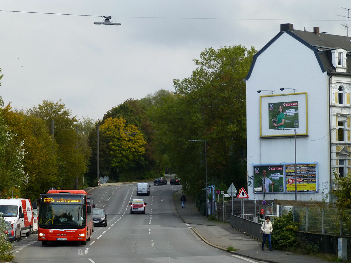 D-BV 2124 auf der Linie 636 in Wuppertal-Oberbarmen, 19.10.2020.