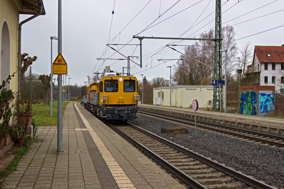 Das Arbeitsfahrzeug 746 002 geh�rt zu einer gr��eren Serie leistungsf�higer Multifunktionsfahrzeuge, die DB Netz derzeit beschafft. Am 12.02. fuhr das Fahrzeug durch Baunatal-Guntershausen in Richtung Kassel.
