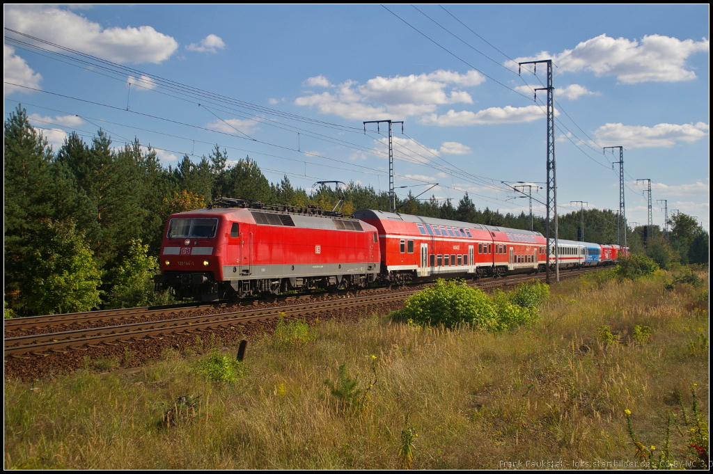 DB Fernverkehr 120 144-1 kam mit einem recht bunten Pbz durch die Berliner Wuhlheide, 28.08.2014. Eingereiht war u.a. der IC-Wagen  Ich bin anders! Na und? , 146 235  Konstanz , 101 103 und 111 058 am Zugschluss.