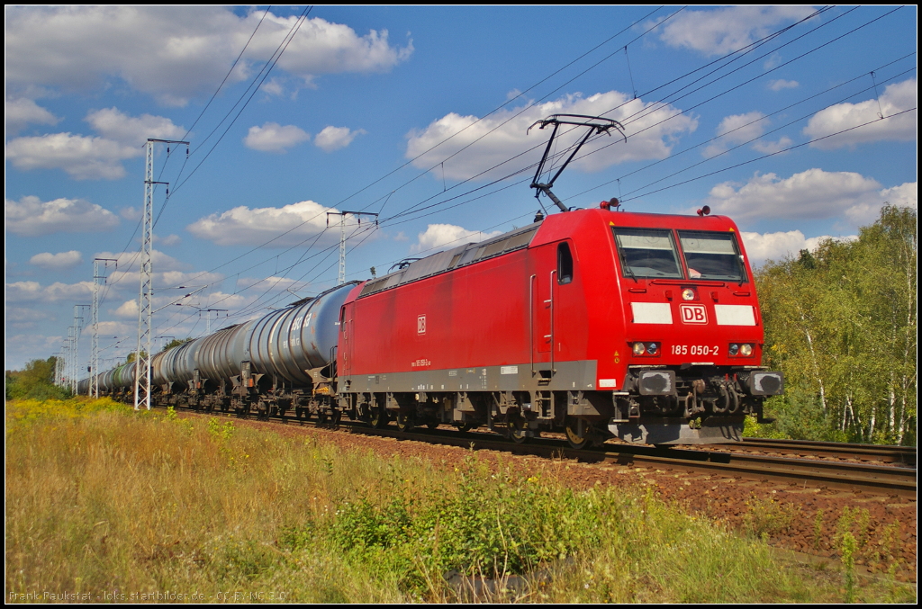 DB Schenker 185 050-2 mit Zacns-Wagen am 18.08.2014 durch die Berliner Wuhlheide