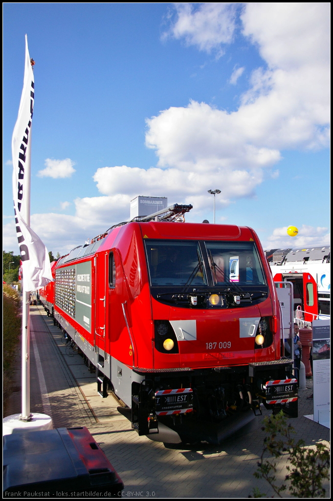 DB Schenker 187 009-6 vom Typ Bombardier TRAXX F160 AC3 LM ist eine Lok mit  Last Mile Rangiermodul . Das bedeutet die Lok kann mit einem 180 kW starken Dieselmotor ohne Oberleitung fahren. Ansonsten ist es eine Zweisystem-Lokomotive fr 15 kV und 25 kV. Die Lok war auf dem Auengelnde ausgestellt (NVR-Number: 91 80 6187 009-6 D-DB).
<p>
Daten und Einsatz (Wikipedia, deutsch): http://de.wikipedia.org/wiki/Bombardier_Traxx#Baureihe_187
