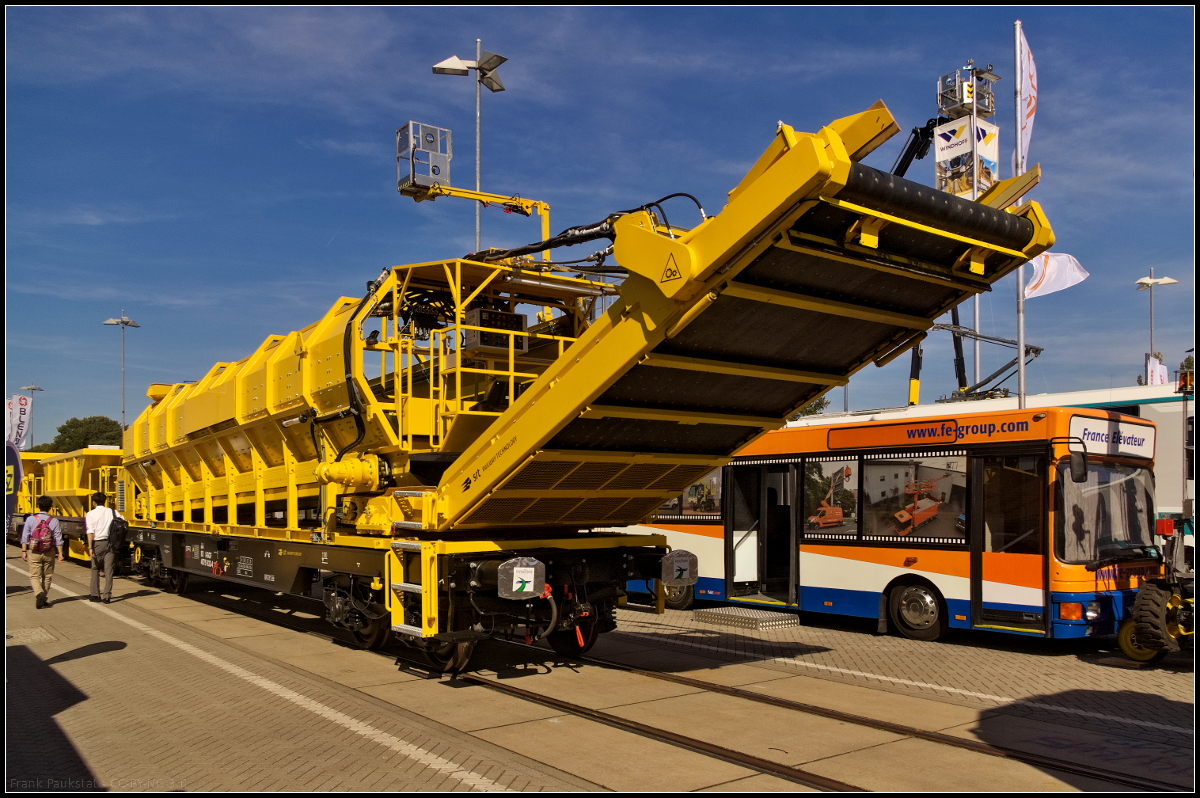 Der auf der InnoTrans 2018 in Berlin vorgestellte vierachsige Drehgestell-Multifunktionswagen der Gattung Sgmns kann in verschiedenen Varianten eingestzt werden, da er modular verfügbar ist. Gezeigt wurde der Rail Unloader mit zwei 20 Zoll Wechselcontainer (Gattung Kgmns). Der Einsatz mehrerer modularer Wagen soll die Kosten senken und die jeweiligen Komponenten auch dann verfügbar machen wenn ein Wagen z.B. zur Wartung in der Werkstatt ist (80 83 I-GCF 4575 932-4 Sgmns).