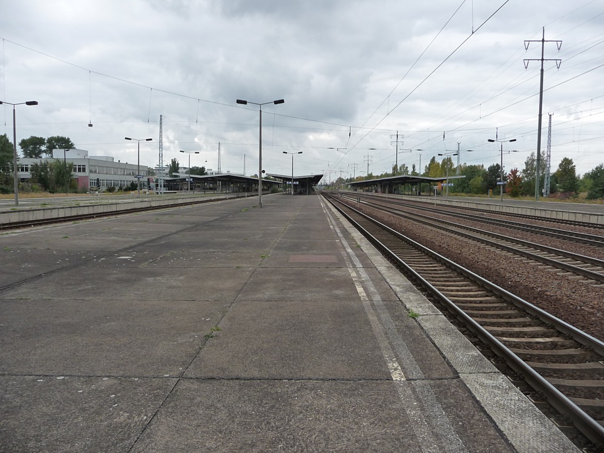 Der Bahnhof Sch�nefeld Flughafen in seiner ganzen  Sch�nheit : Die Bahnsteige haben ICE1-taugliche Ma�e, in Benutzung sind jedoch nur die Gleise rechts des Fotografen und ganz links zwei S-Bahn-Gleise. Die drei dazwischenliegenden Gleise sind unbenutzt. �hnlich grau wie der Himmel wirkt die gesamte Umgebung. 9.10.13