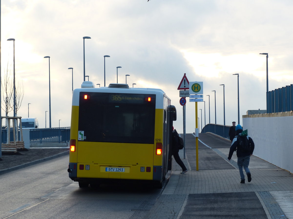 Der Bus fährt ein, Radfahrer müssen warten. Aber dürfen sie hier, wo der benutzungspflichtige Radweg einfach endet, überhaupt im Bereich der Bushaltestelle fahren? Ist der unterbrochene Radweg nach diesem Bereich noch benutzungspflichtig? Sonderlösungen werfen Fragen auf. 21.12.2017, Minna-Todenhagen-Brücke Berlin