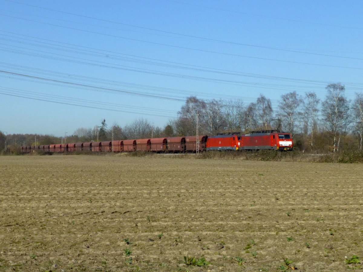 Der Kohlependel mit seinen fest gekuppelten Selbstentladewagen ist ein vertrautes Bild im Rheinland. 189 034 und 033 am 27.2.19.