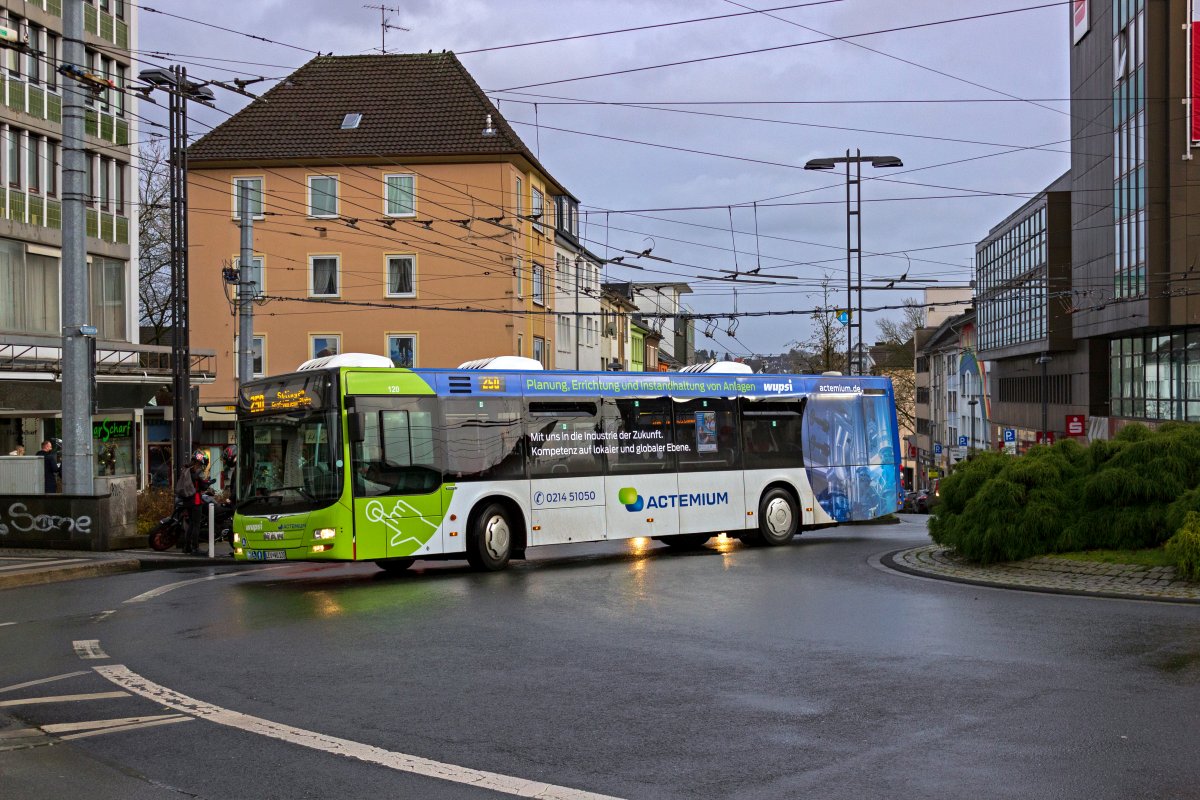 Der Name des Unternehmens wupsi steht, fr Kraftverkehr Wupper-Sieg, obwohl die Sieg vom Firmensitz in Leverkusen recht weit entfernt ist. Wagen 120 hat auf der Fahrt von Kln nach Solingen zumindest die Wupper berquert. Bevor die etwa eineinhalbstndige Rckfahrt angetreten wird, machen der Bus und sein Fahrer nun erstmal 20 Minuten Pause.