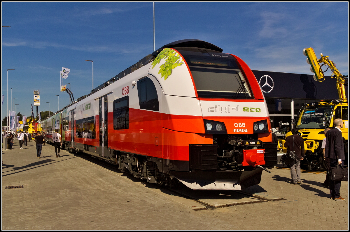 Der ÖBB Cityjet eco ist ein Desiro ML der mit einer Traktionsbatterie für oberleitungsfreies Fahren ausgerüstet wurde. Bis jetzt wurde 4746 049 umgerüstet um im Regelbetrieb getestet zu werden. Sollte sich das Konzept bewähren will die ÖBB die restlichen Triebzüge umrüsten. Der Cityjet ist ein dreiteiliger Triebzug mit zwei Ausstattungsvarianten für den Einsatz im Regional- und S-Bahnbetrieb. Ausgestattet sind die Züge mit Mehrzweckbereichen für Rollstühle, Fahrräder oder Kinderwagen, Leselampe am Sitzplatz (verstellbar), Steckdosen und Laptoptisch. Informationen kommen über 26 Zoll große Displays. Die Triebzüge erreichen eine Vmax 160 km/h, sind 75 m lang und haben je nach Einsatzgebiet zwischen 244 bis 259 Sitzplätze. Der Zug ist durchgehend Barrierefrei. Ausgestellt war der Cityjet eco auf der InnoTrans 2018 in Berlin auf dem Freigelände.