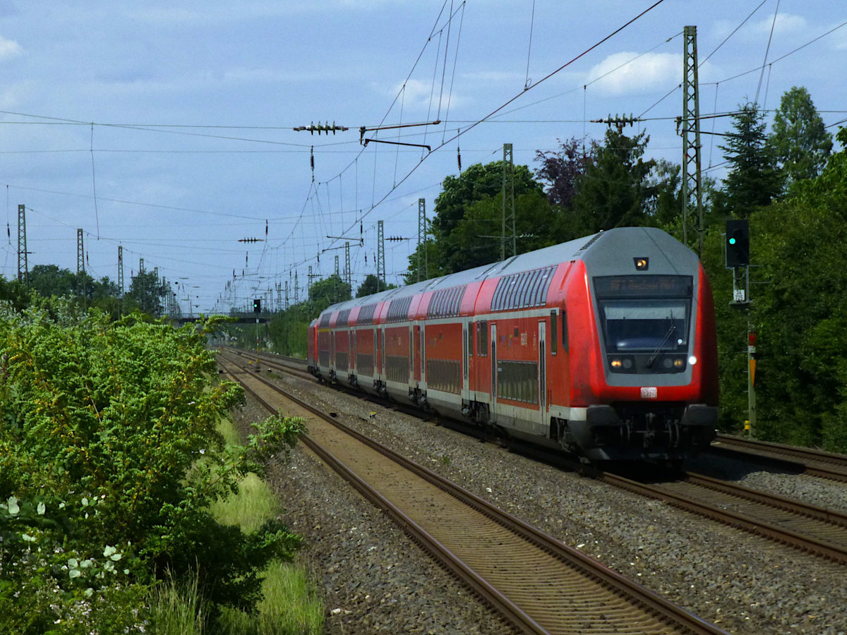 Der RE1 nach Aachen Hbf durchquert fast ganz NRW. Am 7.6.19 befindet er sich kurz vor dem ersten Halt in der Landeshauptstadt.