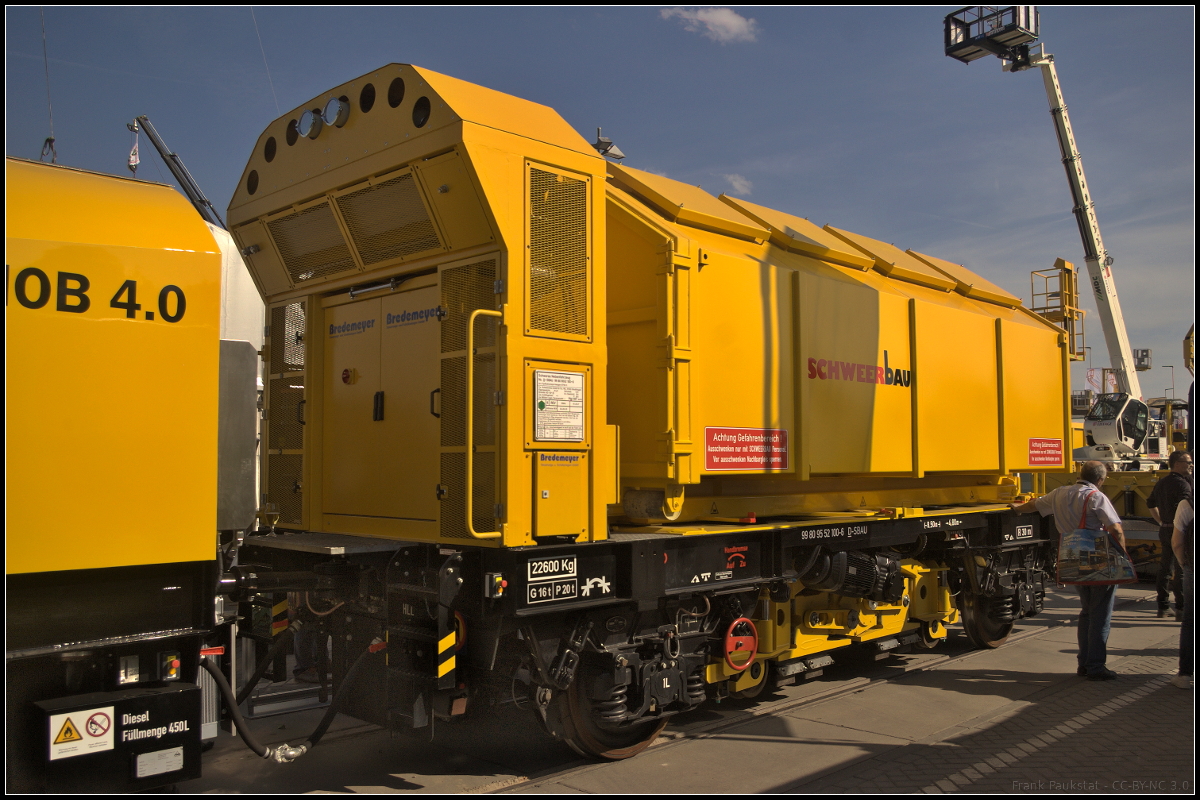 Der Rutschersteinwagen gehört zum Schienenhobel D-HOB 4.0 und saugt während des Schleifvorgangs die Hobelspäne ab. Diese werden in einem Wechselbehälter gebunkert und kann auch ausgetuscht werden. Der Wagen stand mit dem Schleifzug während der InnoTrans 2018 auf dem Freigelände der Messe (99 80 95 52 100-6 D-SBAU)