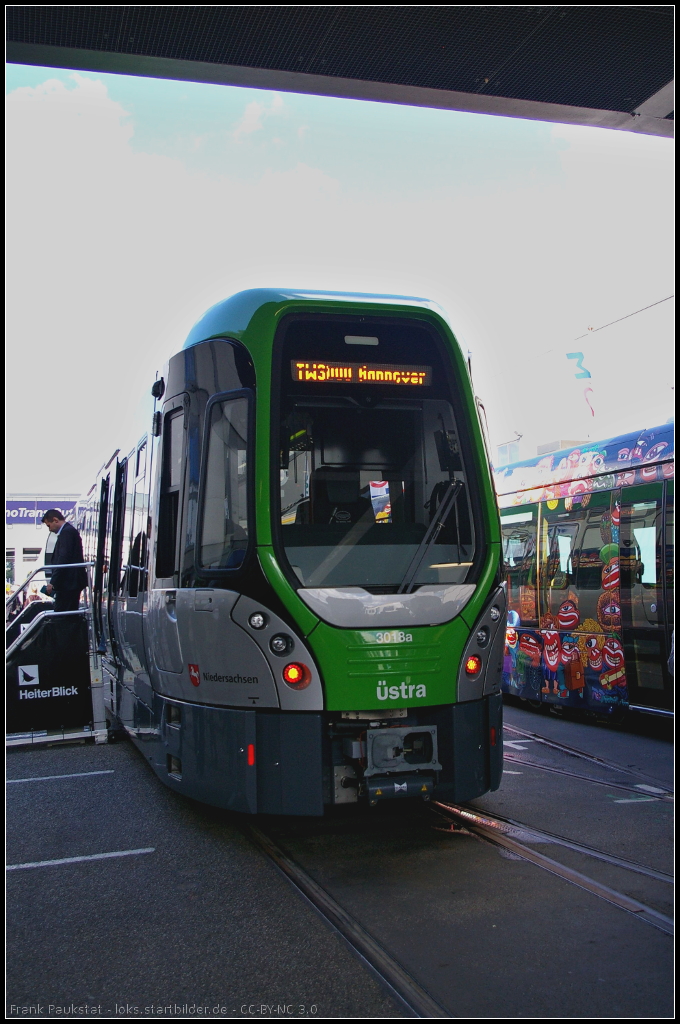 Der von Vossloh Kiepe und HeiterBlick fr die stra in Hannover gebaute TW 3000 (LRV) auf der InnoTrans 2014 in Berlin. Bei der Stadtbahn handelt es sich um ein Zweirichtungsfahrzeug vom Typ GTZ6-H.
<br><br>
Technische Daten: Lnge 25 m, Breite 2.65 m, Hhe 3.75 m, Motorleistung 4x 125 kW, Hchstgeschwindigkeit 80 km/h, 2 Triebdrehgestelle, 1 Laufdrehgestell, 4 Doppeltren pro Seite, Klimaanlage, Mehrzweckabteile, Sitzpltze 54, Stehpltze 113, max. Zuglnge 4 TW