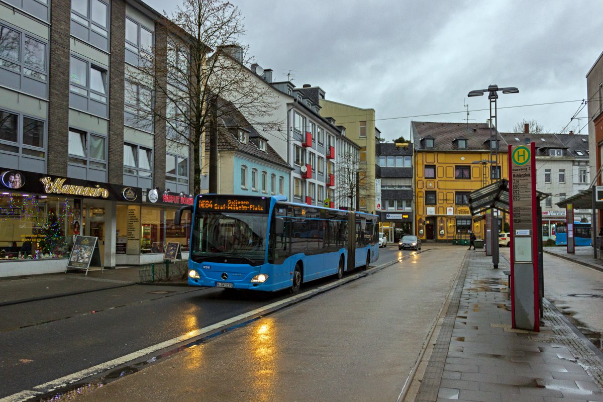 Die in den 1980er- und 90er-Jahren vom VRR eingefhrten CityExpress-Linien sind mittlerweile nur noch eine Randerscheinung im Nahverkehr im Ruhrgebiet. In Wuppertal gibt es mit der Linie CE64 noch eine einzige tglich verkehrende Linie, die eine Verbindung zwischen Wuppertal-Elberfeld und Solingen herstellt. Wagen 1176, einer der ersten Citaro 2 der WSW, hat in Krze das Ziel am Solinger Graf-Wilhelm-Platz erreicht.