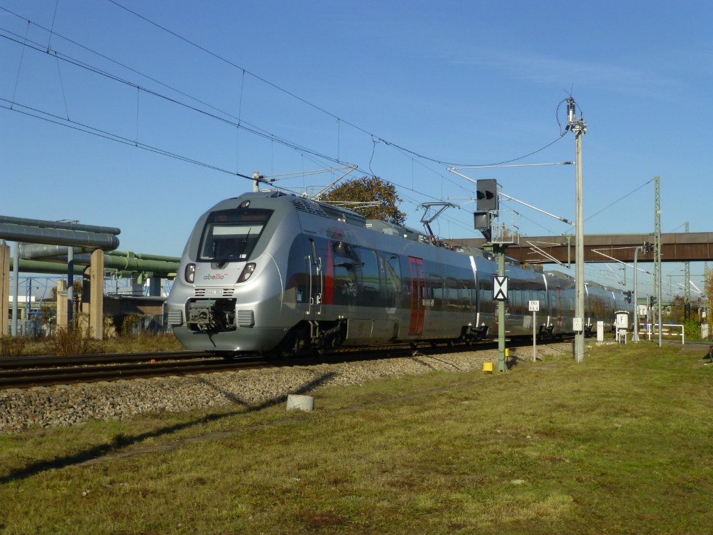 Die Abellio �bernimmt schon einige Leistungen im von ihr zum n�chsten Fahrplanwechsel gewonnenen E-Netz Th�ringen. Hier durchf�hrt ein 5-teiliger Talent 2 (9422 803) als RB am 2.11.15 nach Sangerhausen den B� Salinenstr. in Erfurt.