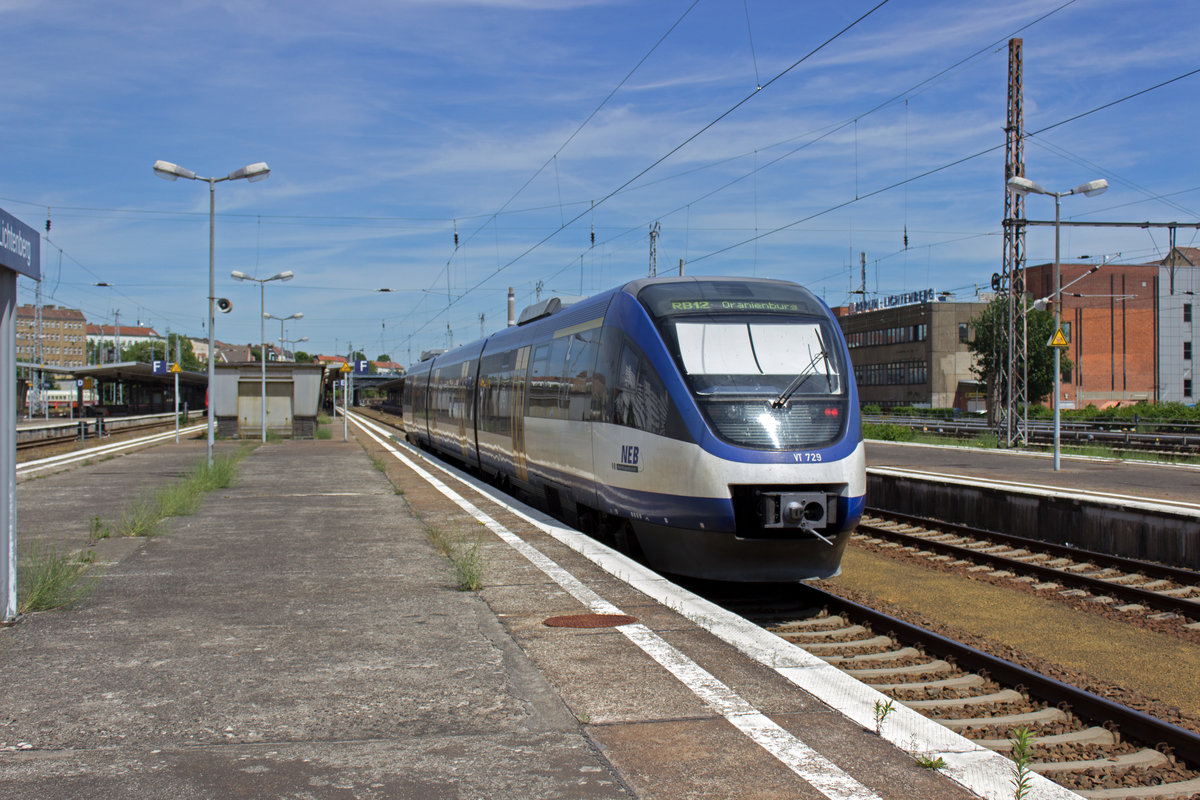 Die am Ostkreuz wendenden Regionalbahn-Linien haben dort nur eine kurze Haltezeit und fahren sehr bald wieder zurück, sodass auch VT 729 nur Minuten nach der Abfahrt in die Gegenrichtung erneut an den Lichtenberger Bahnsteig rollt, diesmal, um Fahrgäste in Richtung Oranienburg aufzunehmen.