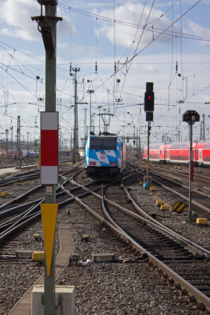 Die Bahnland Bayern-Werbelok 146 246 traf ich natürlich zum ersten Mal im Bahnhof. Gegenlicht und die Stellung der Lok im Zug verhinderten ein Portrait, das Nichtvorhandensein eines Teleobjektivs ein Bild im Gleisvorfeld. Also ein Notschuss.