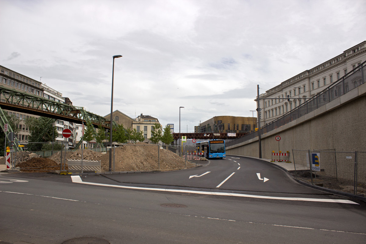 Die Busse der WSW nutzen auf einem kurzen Teilstck zwischen Morianstrae und Islandufer bereits die neue Unterfhrung der B7. Hier steht am 08.06. der ebenfalls nagelneue Bus 1764 an der Betriebshaltestelle am Islandufer.