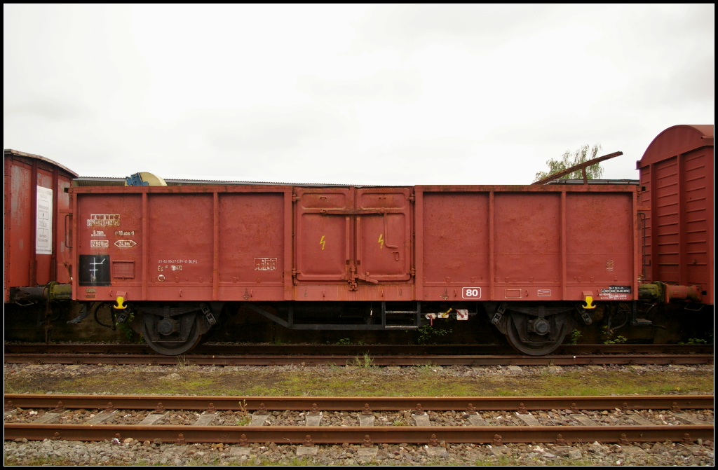 Die Dampflokfreunde Salzwedel e.V. haben auch Güterwagen in ihrem Bestand, wie diesen Offenen Güterwagen in Regelbauart der DR. Entdeckt wurde DLFS 21 80 55-27 034-0 Es 027 am Eingang zum ehemaligen Bw in Wittenberge auf einem Stumpfgleis am Eingang.