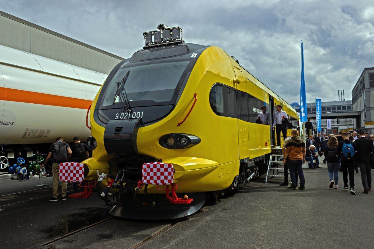 Die Firma Koncar aus Kroatien produziert neben Transformatoren, Haushalts- und anderen Elektroger�ten auch Schienenfahrzeuge. Der Triebwagen 9 021 001 ist ein Messfahrzeug, das optisch an die Nahverkehrstriebz�ge angelehnt ist, die f�r die kroatischen Eisenbahnen hergestellt wurden.