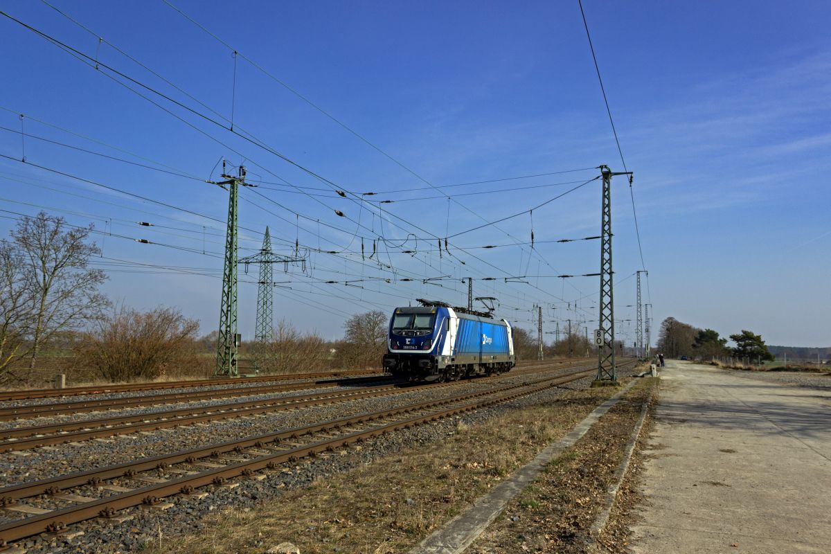Die G�tersparte der tschechischen Staatsbahn investiert seit einigen Jahren in moderne Mehrsystemlokomotiven, die dementsprechend immer h�ufiger in allen m�glichen Gegenden Deutschlands auftauchen. 388 014, eine TRAXX F160 MS3, ist am 10.03.25 solo auf dem Berliner Au�enring unterwegs.