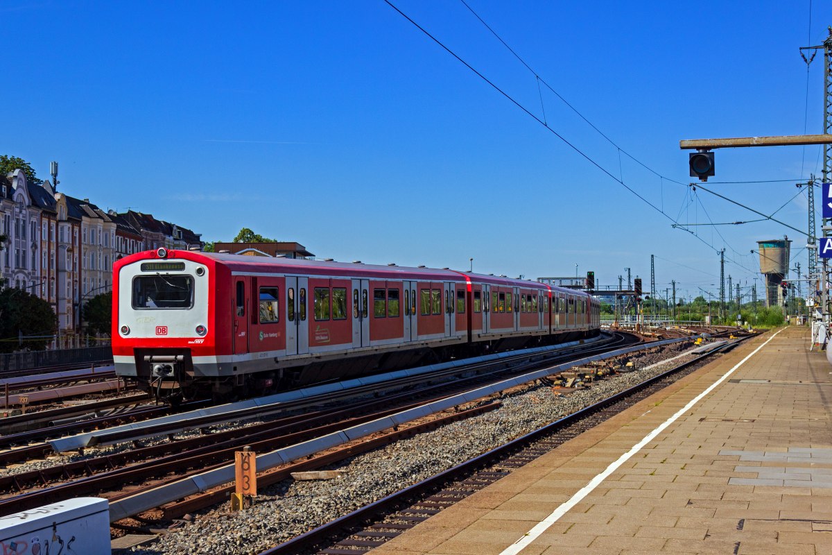 Die Hamburger Linie S11 nutzt den Tiefbahnhof in Altona als Spitzkehre, sodass diese Z�ge im Abstand weniger Minuten wieder aus dem Untergrund auftauchen. So auch diese Garnitur aus zwei 472.