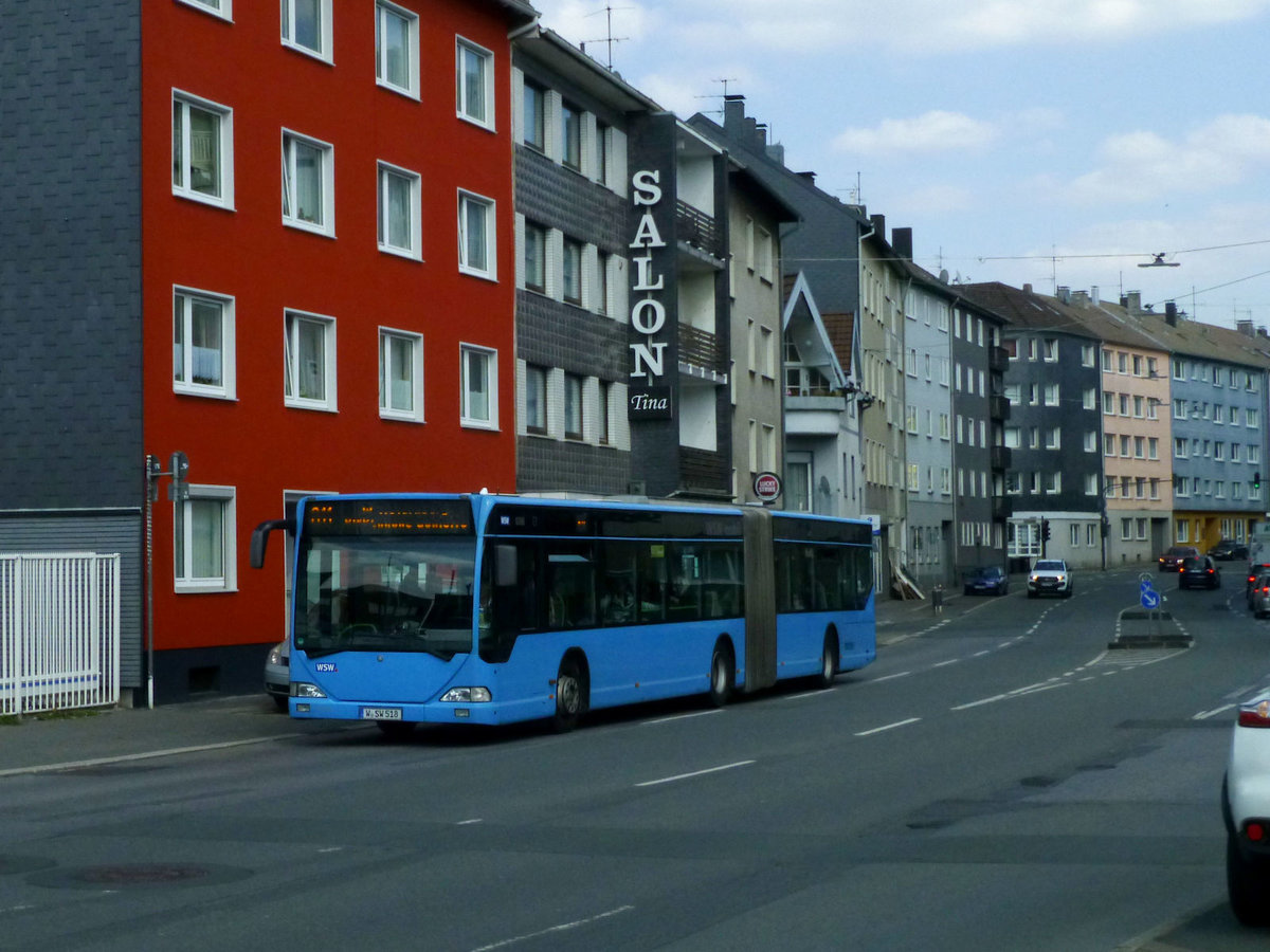 Die Heckinghauser Strae in ihrer vollen Breite und Eleganz. Wagen 0366 auf der Linie 611, 15.4.2019.