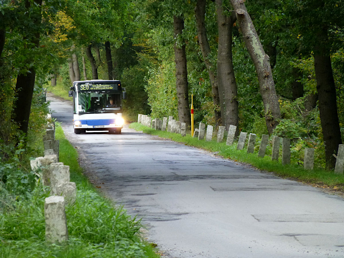 Die letzten Monate der RB 37: Vor der Einstellung zum Fahrplanwechsel 19/20 war die Regionalbahn nur noch als SEV unterwegs. Hier fhrt Flutura-Bus 5 (W-FR 1605) gerade ber die Allee zur Endhaltestelle DU-Entenfang, 2.10.2019.