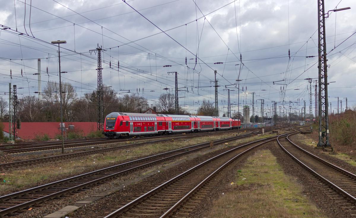 Die Linie RE42 ist eigentlich das Refugium der von bei DB Regio ansonsten selten eingesetzten FLIRT-Triebwagen der Baureihe 1428. Dieser Verst�rker nach Essen bestand am 18.02.2020 allerdings aus einer vierwagigen Doppelstockgarnitur, die von 146 120 geschoben wurde.