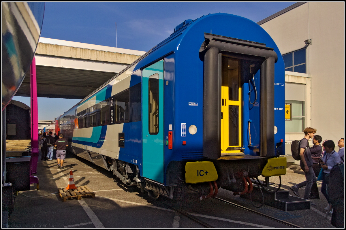 Die neuen IC+ Waggons sind für Züge im In- und Ausland konzipiert und können bis 200 km/h Höchstgeschwindigkeit fahren. Die Wagen der zweiten Klasse sind klimatisiert, mit Premium-IC- und EC-Komfortniveau ausgestattet. Der Fahrgastraum hat einen einzigen Hauptbereich für Sitze, die Sitzanordnung variiert. Die zweite Klasse hat 4 Sitze in einer Reihe. Seitenwand- und Deckenverkleidungselemente sind große, einheitliche Fertigteilprodukte aus glasfaserverstärktem Polyester (GFK). In den Logen sind Klapprandtische unter der Fensterebene installiert. Bei Reihenbestuhlung sind Klapptische auf der Rückenlehne der vorherigen Reihe angebracht. Über den Sitzen läuft neben dem Fahrgastraum ein ca. 500 mm breiter Gepäckträger. An der Vorderkante der Gepäckablage ist eine reservierte Signaltafel installiert. Hinter dem Fenster ist ein Drop-Down-Vorhang installiert, der die Wirkung der Sonnenstrahlung reduziert und dennoch ein eingeschränktes Durchsehen durch das Fenster ermöglicht. Zu jedem Sitz gehört eine Steckdose für Laptops. Auf der InnoTrans 2018 in Berlin wurde der Großraumagen der Gattung Bbdpmz gezeigt (H-START 61 55 84-91 400-1 Bbdpmz).