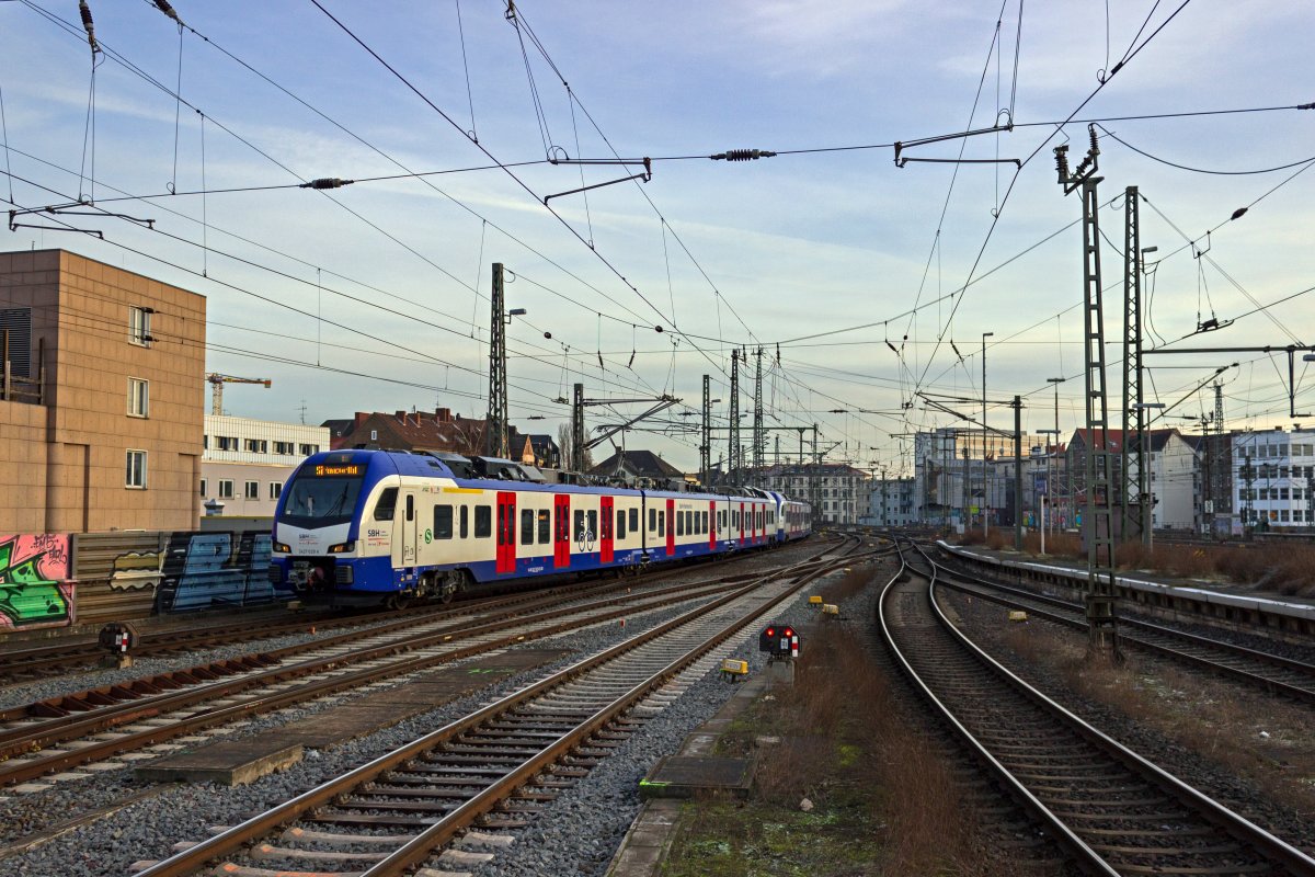 Die neuen S-Bahn-Triebwagen in Hannover unterscheiden sich in einigen Details von den an Rhein und Ruhr eingesetzten FLIRT 3 XL. So haben die Endwagen drei normalbreite T�ren pro Seite anstatt zwei besonders breite. Die Farbgebung entspricht dem Farbkonzept, das k�nftig auch bei der vom Schwesterunternehmen NordWestBahn betriebenen Regio-S-Bahn in Bremen genutzt werden wird.