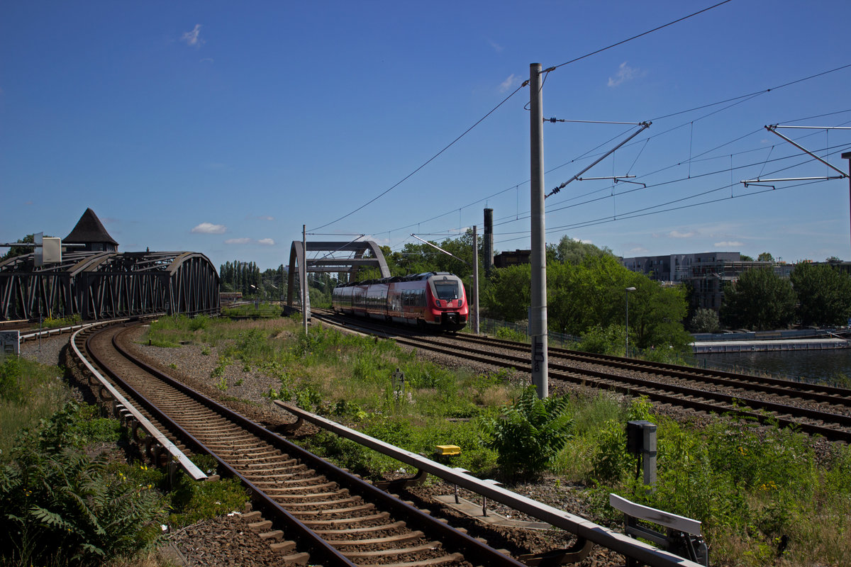 Die RB-Linie 24 war am 21.06.17 unterbrochen. Die Triebwagen waren nur auf dem s�dlichen Abschnitt zwischen Berlin und Senftenberg unterwegs. 442 332 hat diese Reise beinahe hinter sich gebracht und nach einem kurzen Halt am Ostkreuz in Lichtenberg wenden.