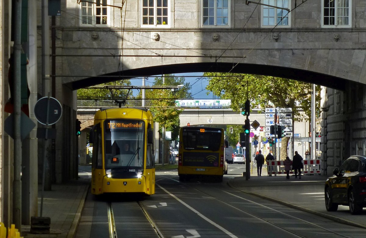 Die Straenbahnstrecke durch die Mlheimer Innenstadt unterquert nahe der Station Stadtmitte einen Flgel des Rathauses. Wagen 1602 der Ruhrbahn unterquert am 02.10.2019 auf der Fahrt als Zug der Linie 112 von Oberhausen zum Hauptfriedhof ebendieses Gebude.