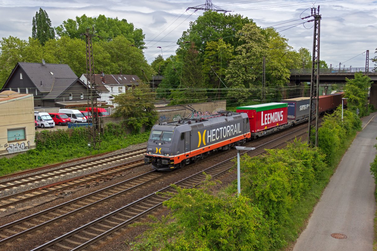 Die TRAXX-Lokomotiven von HectorRail werden vom Besitzer und im schwedischen Nummernregister als Baureihe 241 gef�hrt. An der Spitze eines Containerzuges durchf�hrt 241 005, die auf den Namen  Solo  getauft ist, Oberhausen-Osterfeld.