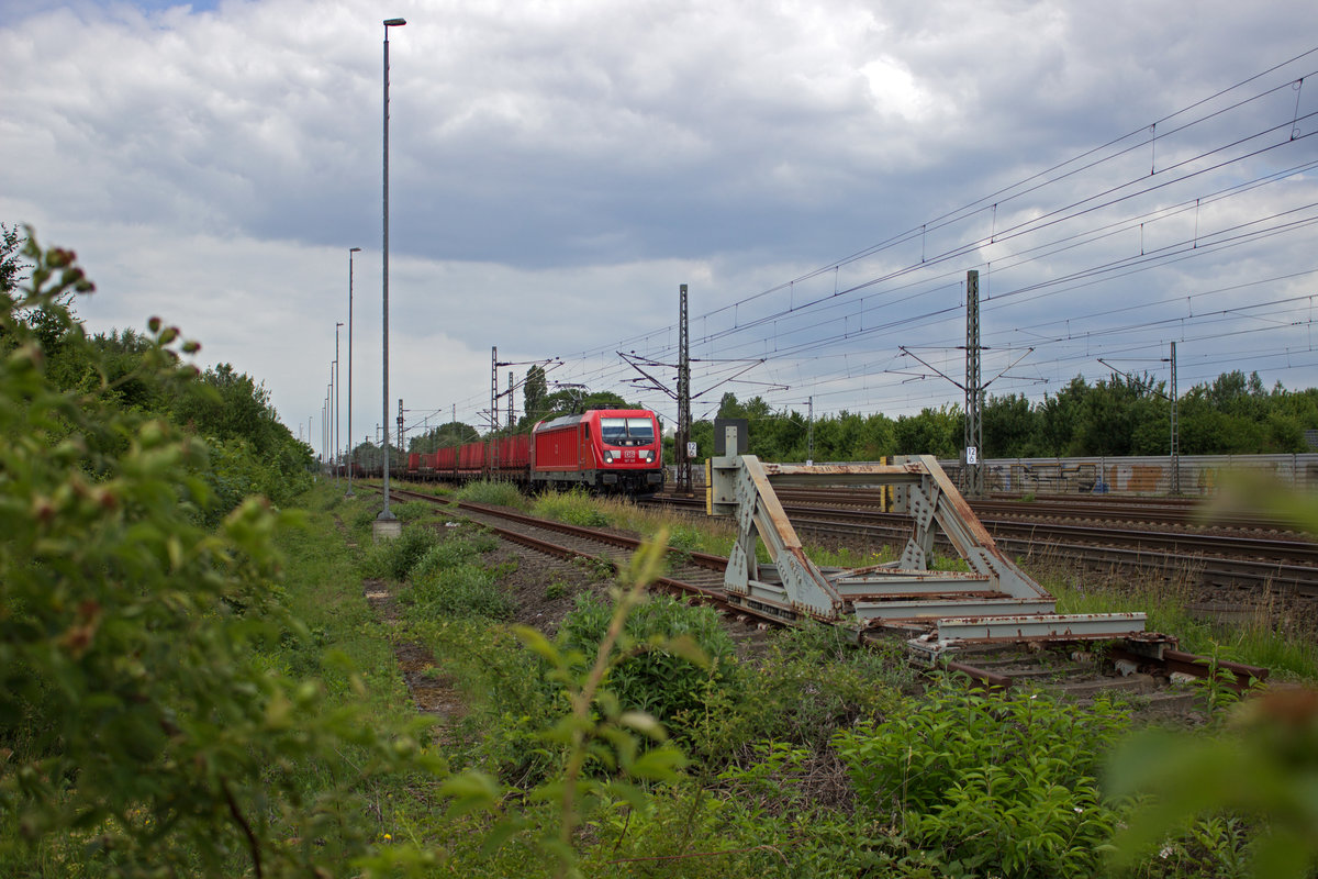 Die zweite neue 187 an einem Tag: 187 105 mit einem zumindest auf den vorderen Rungenwagen schwach ausgelasteten G�terzug Richtung S�den.