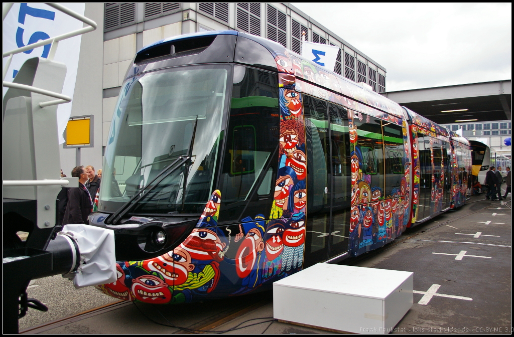 Diese bunte Tram verkehrt seit August 2014 in Pays d'Aubagne auf einer 2,7 km langen Strecke. Dabei werden insgesamt sieben Stationen angefahren. Das Design der Tram stammt von dem Knstler Herv Di Rosa und den Schulkindern der Agglomeration entworfen. Bei der Tram handelt es sich um eine Alstom Citadis Compact mit 22m Lnge.