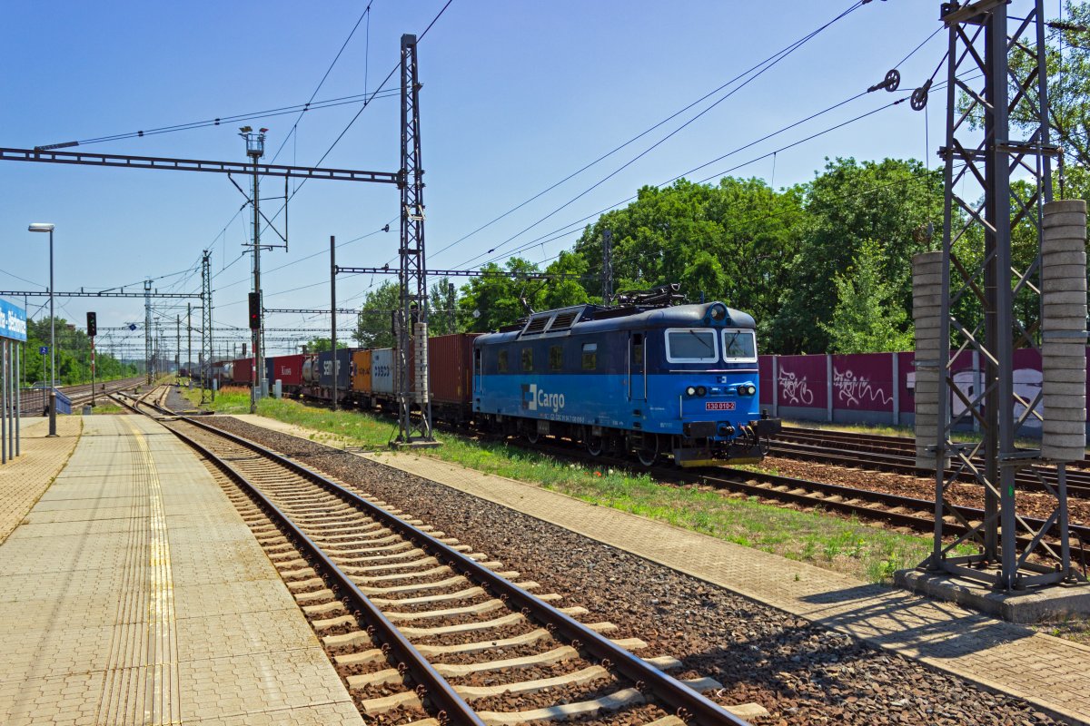 Dieser Containerzug mit 130 010 an der Spitze hatte im G�terbahnhof Běchovice einen l�ngeren Zwischenhalt eingelegt. Unmittelbar bevor ich den Bahnhof verlie�, setzte sich der Zug wieder in Bewegung und fuhr in Richtung Praha-Male�ice.