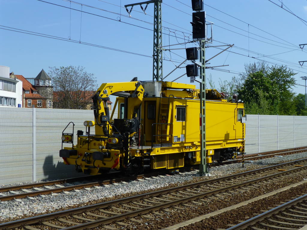 Dieses Baufahrzeug, ein MTW 10 in einer späten Ausführung, ist vermutlich im Zuge der Bauarbeiten auf der Neubaustrecke Erfurt-Bamberg und dem Umbau am Knoten Erfurt unterwegs. 10.5.16