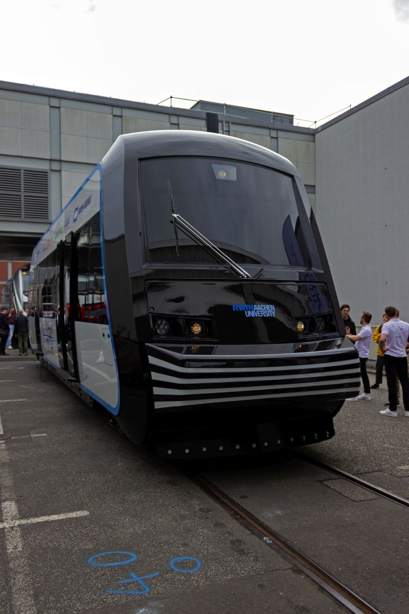 Dieses schienenbusartige Fahrzeug ist nur ein Konzept, das die RWTH Aachen auf der InnoTrans pr�sentierte. Wenn die Technik ausgereift ist soll diese Aachener Rail Shuttle genannte Fahrzeugplattform den autonomen Betrieb auf Nebenstrecken erm�glichen.