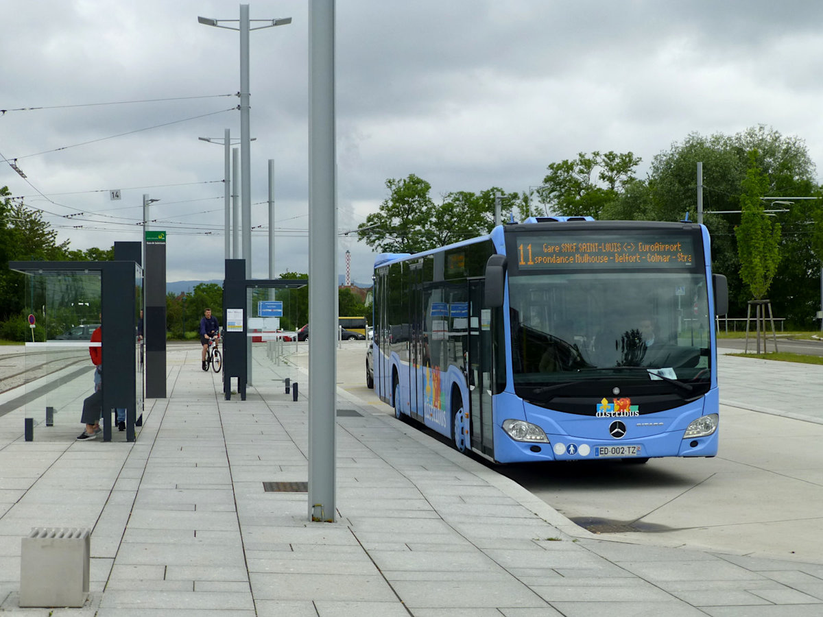 Distribus ist der Name der Busverkehrsgesellschaft, die in den französischen Kommunen rund um Basel aktiv ist. Die Linie 11 pendelt zwischen dem Bahnhof Staint-Louis und der französischen Seite des Flughafens Basel-Mülhausen-Freiburg (Haltestelle EuroAirport). Am 11.6.2019 wartet er auf der Westseite des Bahnhofes auf Fahrgäste.