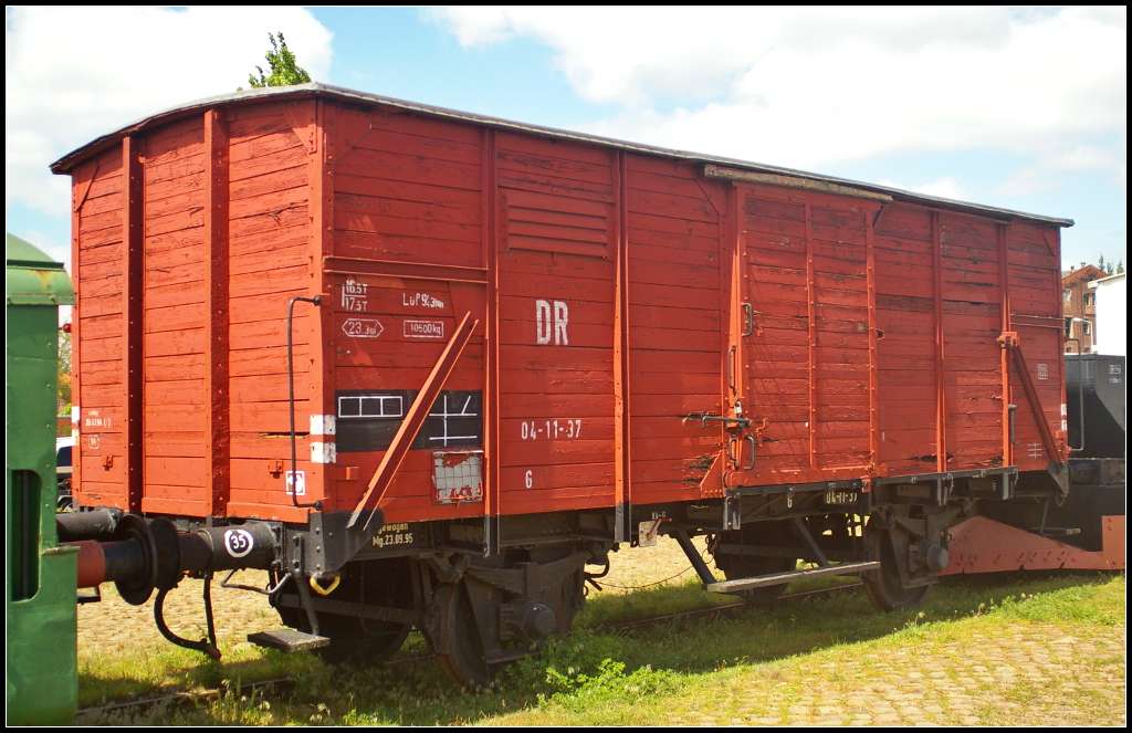 DR 04-11-37 G in Magdeburg Neustadt, 10.05.2015
<br><br>
Der gedeckte Gterwagen stand whrend des Familienfest der Magdeburger Eisenbahnfreunde auf einem Seitengleis am Handelshafen.