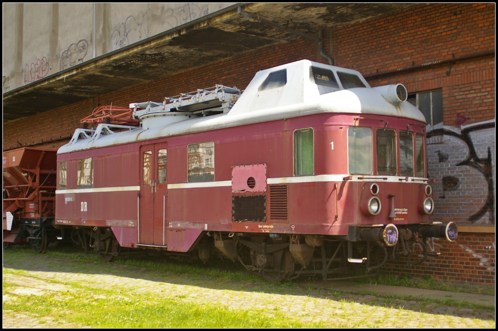 DR 188 001-2 ORT in Magdeburg Neustadt, 10.05.2015
<br><br>
Beim Familienfest der Magdeburger Eisenbahnfreunde stand dieser ORT (VT 135), Baujahr 1956, am alten Lagerhaus des Hafens.